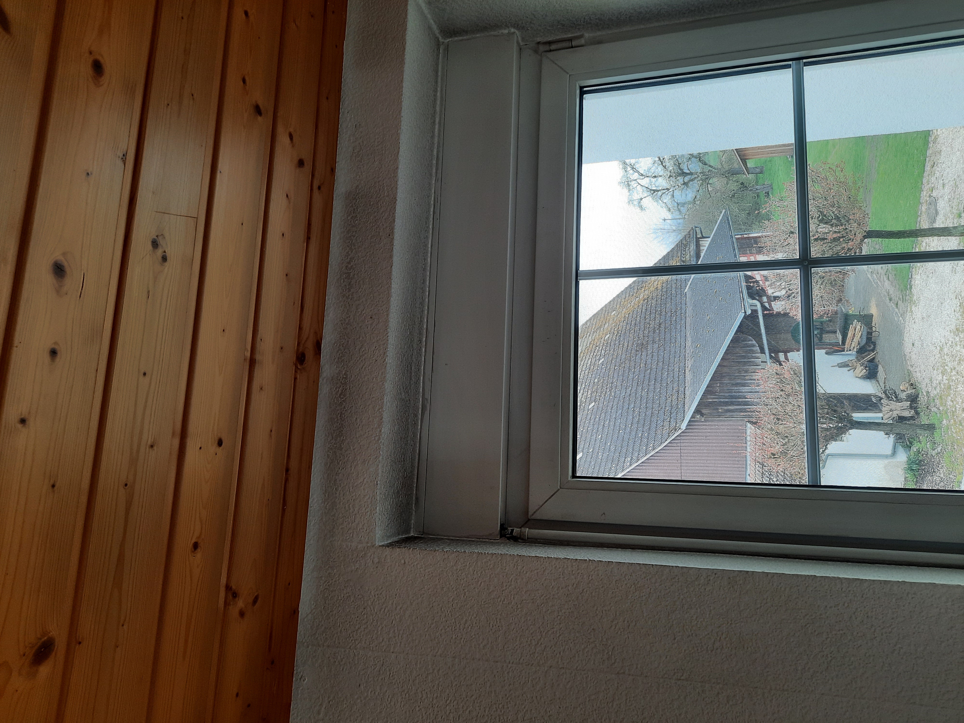 Verrußter Fensterrahmen und Tapeten
Rahmen bleibt nach Reinigung grau.
